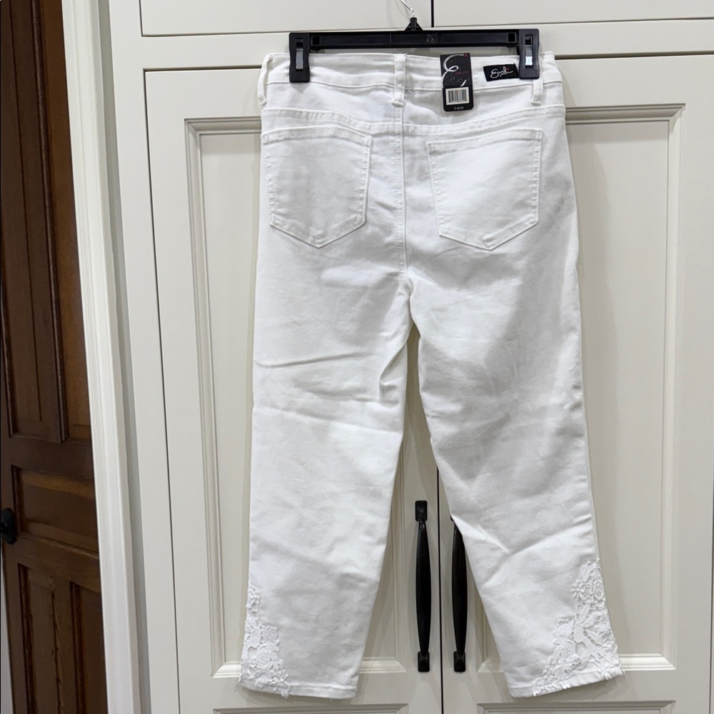Earl Jeans White Cropped Jeans with Lace Embroidery. Womens size 6. - Picture 2 of 16